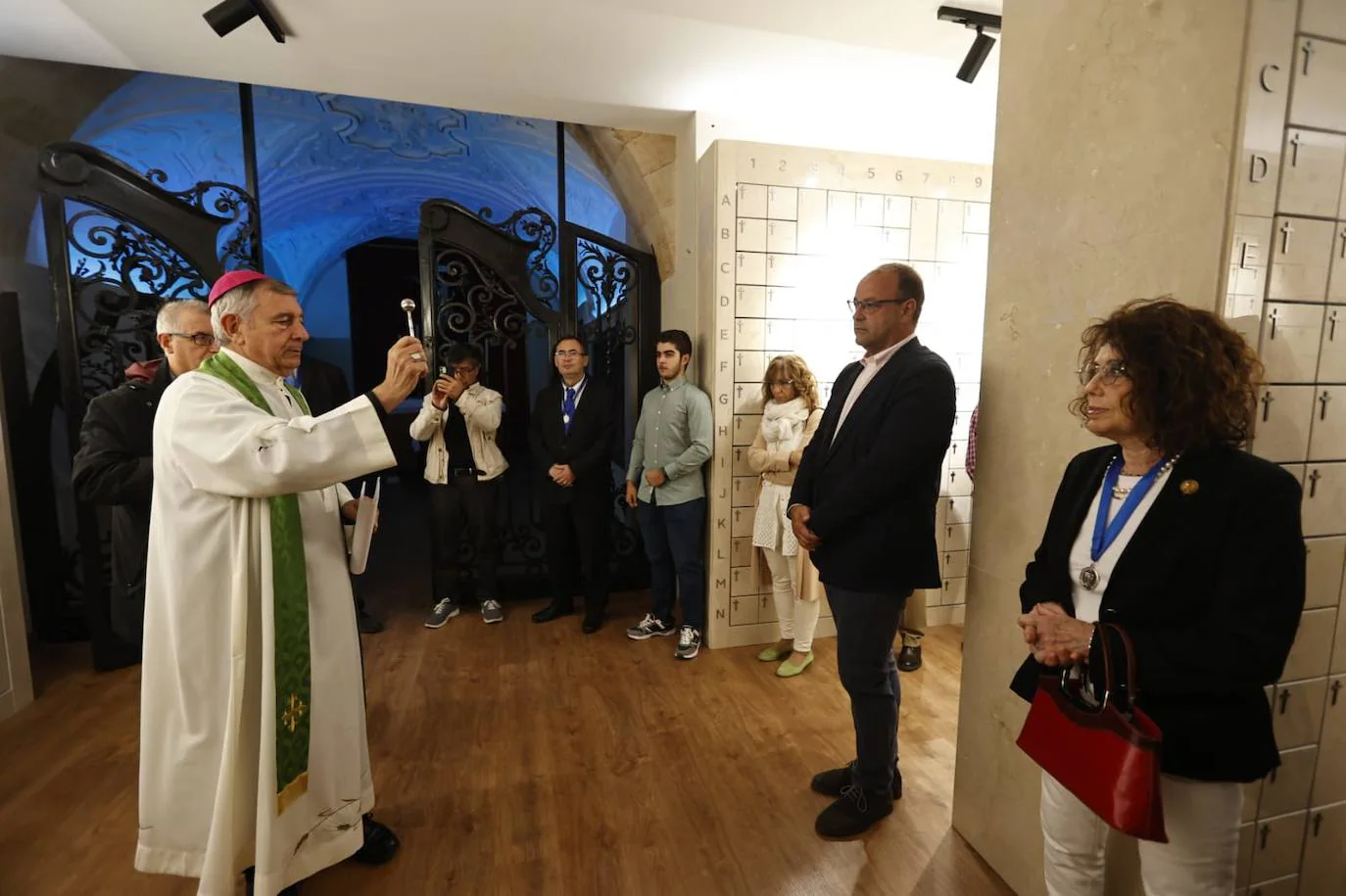 La Iglesia de la Vera Cruz bendice su nuevo espacio de columbarios