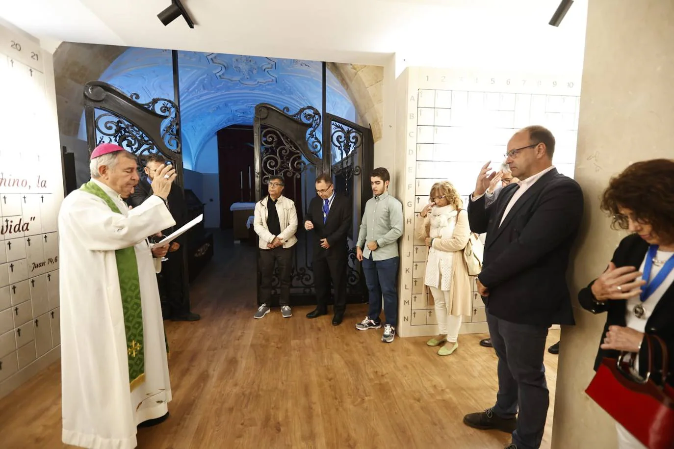 La Iglesia de la Vera Cruz bendice su nuevo espacio de columbarios