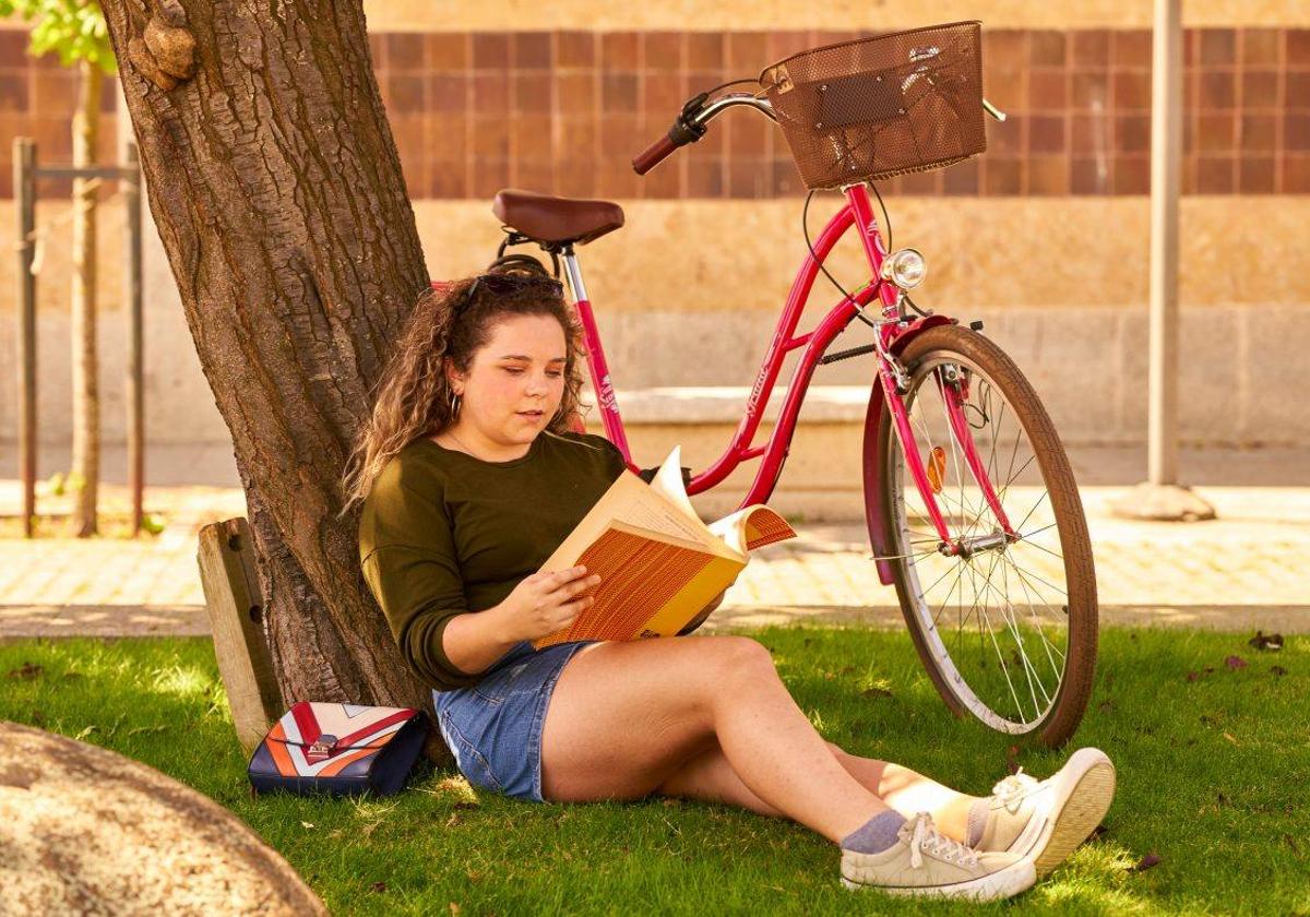 Una alumna de la Universidad de Salamanca con una bici de 'USALaBici'
