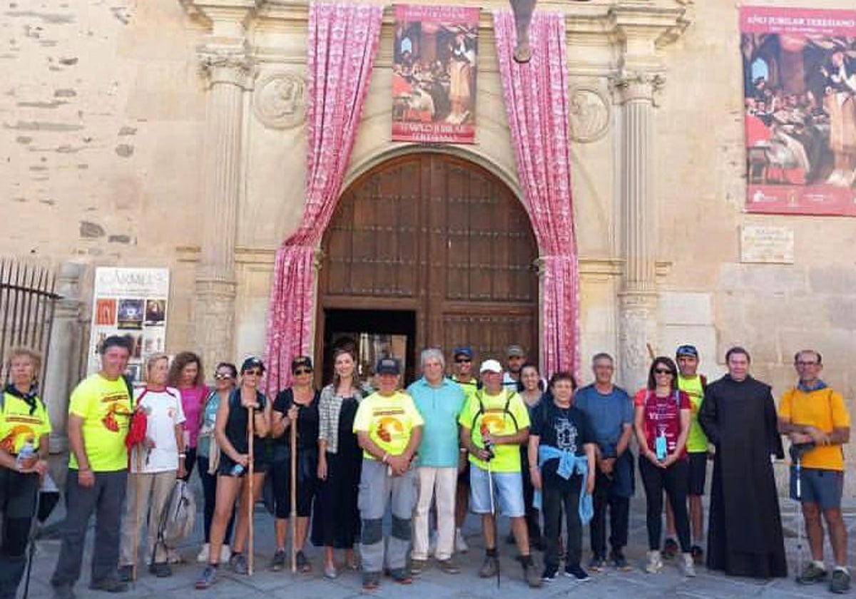 Los peregrinos a su llegada a Alba de Tormes en la puerta de la iglesia de la Anunciación.