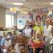 La nueva centenaria Josefa Laso rodeada de familiares, amigos y cuidadores