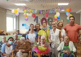 La nueva centenaria Josefa Laso rodeada de familiares, amigos y cuidadores