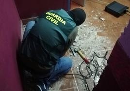 Un agente inspecciona meticulosamente una de las viviendas.