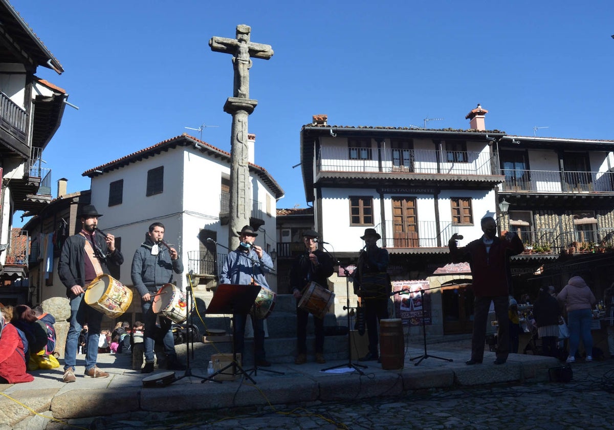 Ambiente festivo en la icónica Plaza Mayor de La Alberca