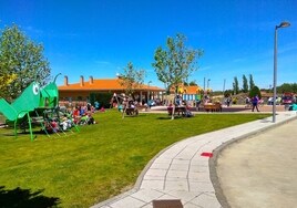 Cuenta con modernos parques infantiles y amplios espacios verdes.