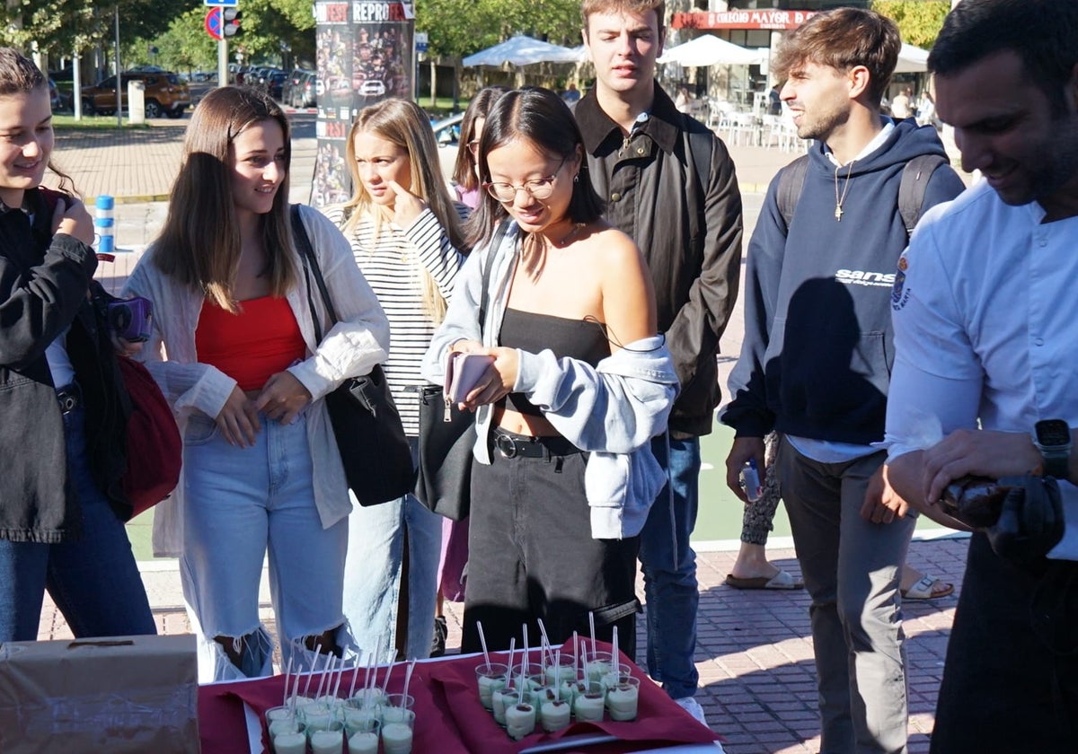 Los alumnos en la degustación preparada por el chef Daniel Toranzo.