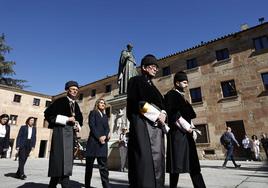 La consejera de Educación, Rocío Lucas, junto a rector durante el desfile académico.