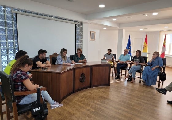 La Corporación municipal de Fuentes de Oñoro, presidida por Laura Vicente, durante el pleno extraordinario.