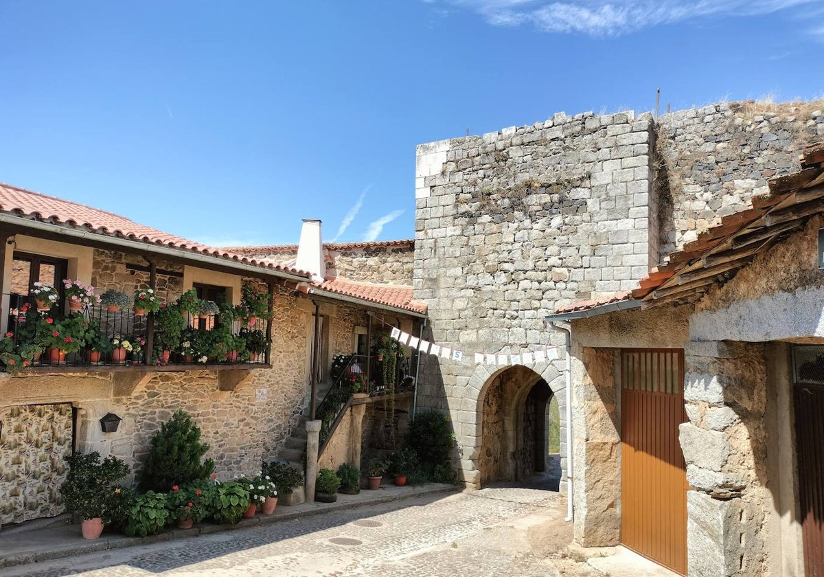 Imagen de la puerta de la villa de Monleón desde el interior del recinto amurallado.