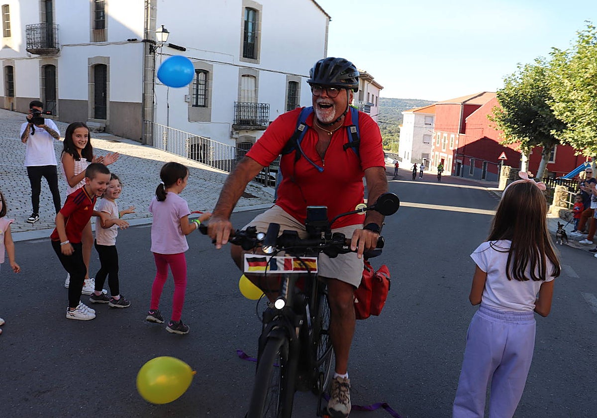 Jesús Sánchez Mateos cumple su sueño: viajar en bici desde Alemania a Ledrada