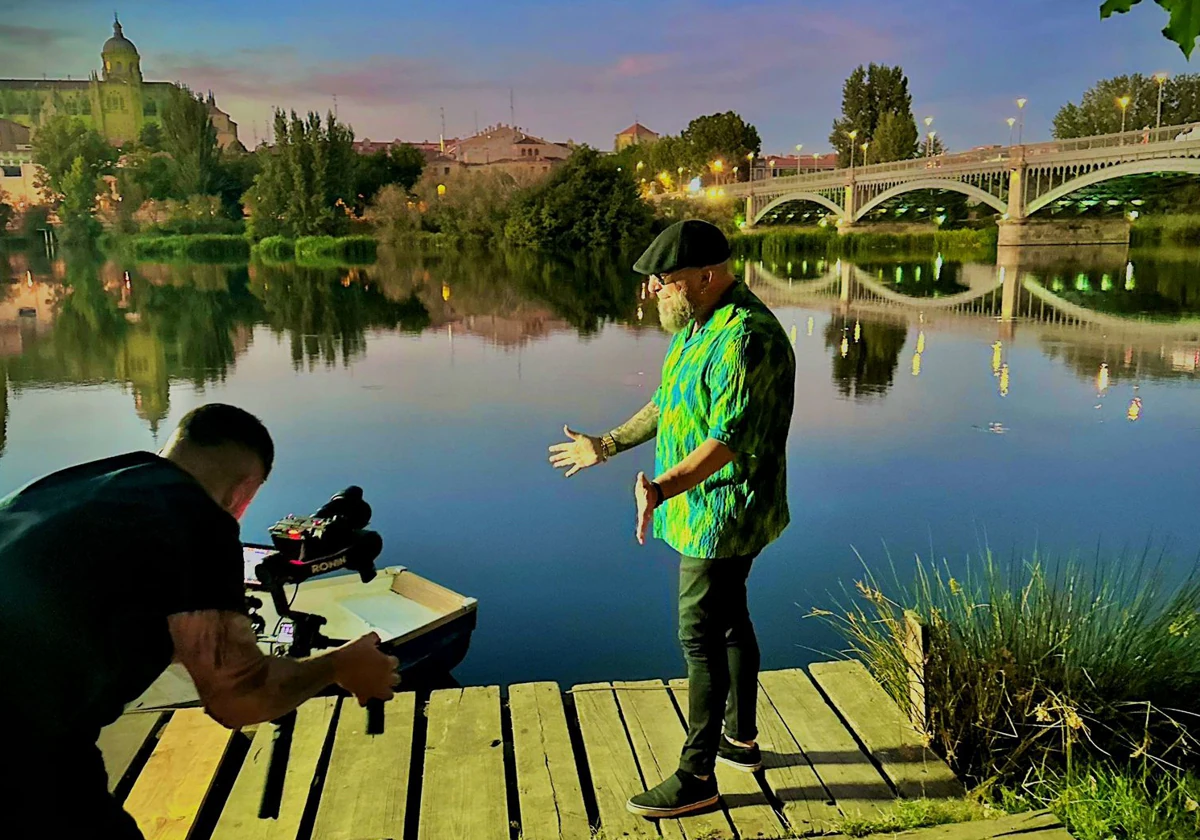 'El Suso' durante la grabación del videoclip 'Es lo que tiene' en Salamanca.