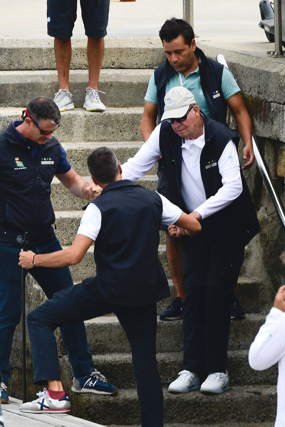 Primeras imágenes del Rey emérito subido al &#039;Bribón&#039; en Sanxenxo