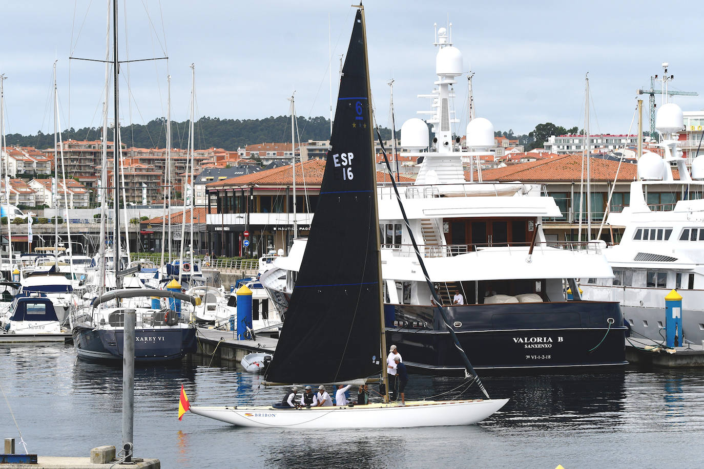 Primeras imágenes del Rey emérito subido al &#039;Bribón&#039; en Sanxenxo