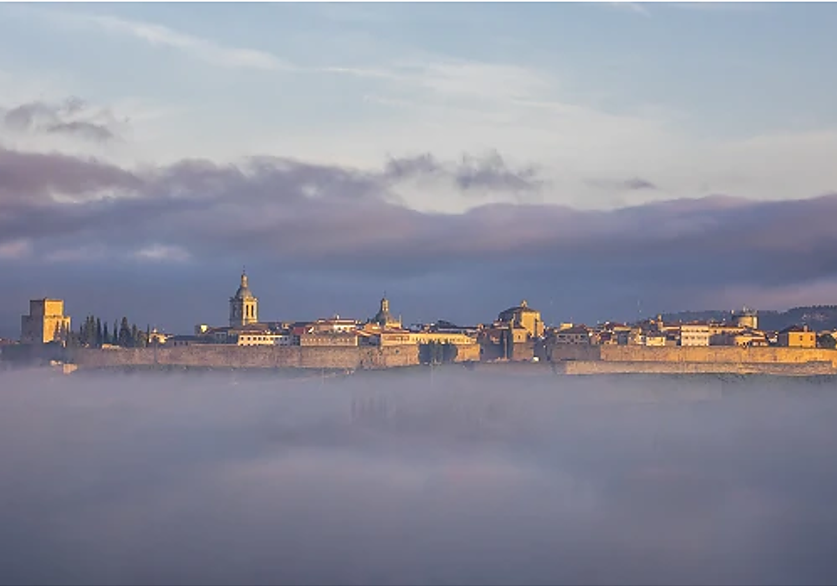 Preciosa imagen de Ciudad Rodrigo entre la niebla