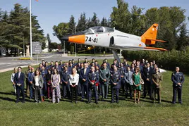 Autoridades militares, civiles y alumnos de la promoción posaron frente al avión C.101