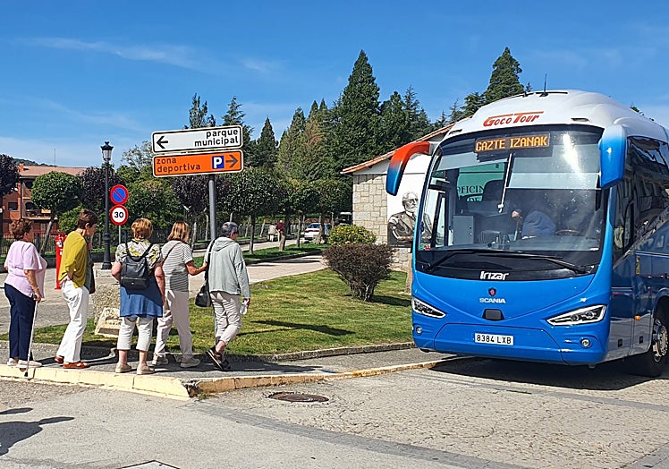 Imagen principal - Imágenes de la jornada dedicada al turismo en Candelario.