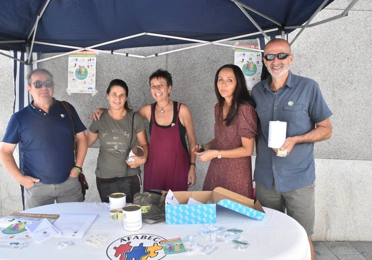 Imagen de integrantes de la asociación Afabeco en la cuestación realizada esta mañana.