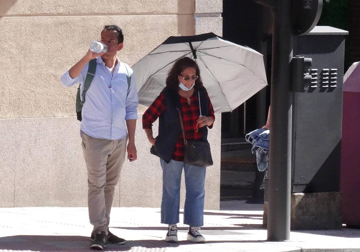 Ciudadanos luchando contra las altas temperaturas este jueves por la tarde en Salamanca.