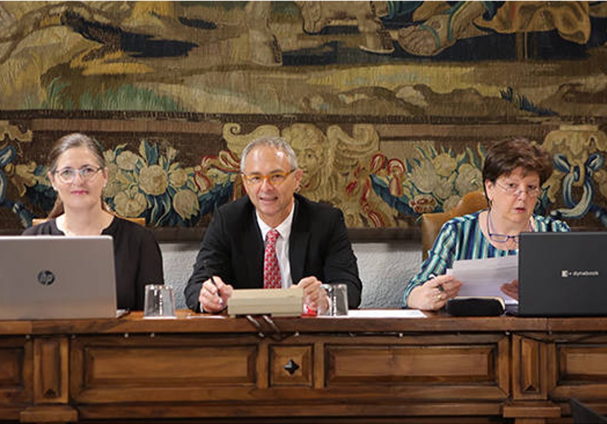 El rector presidiendo el Consejo de Gobierno.