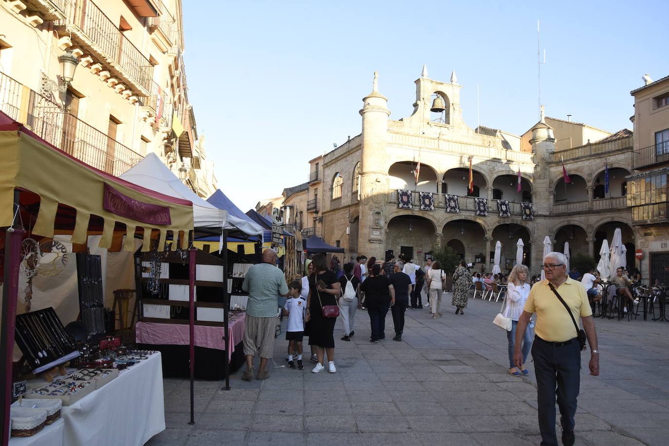 Jubones, cotas, sayas y brocados toman Miróbriga