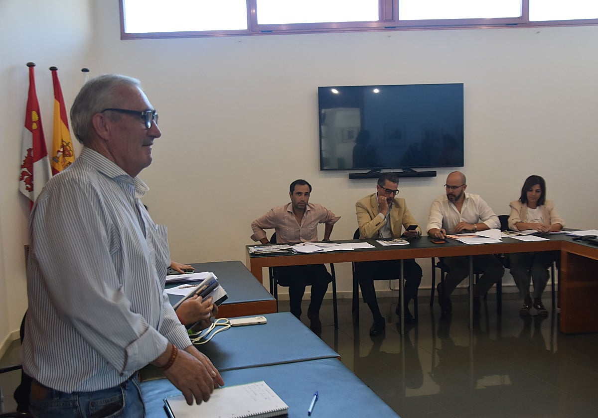 Parte de la Corporación de Villamayor de Armuña durante la sesión plenaria.