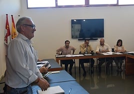 Parte de la Corporación de Villamayor de Armuña durante la sesión plenaria.