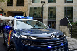 Un coche de la Policía Nacional saliendo d elos juzgados