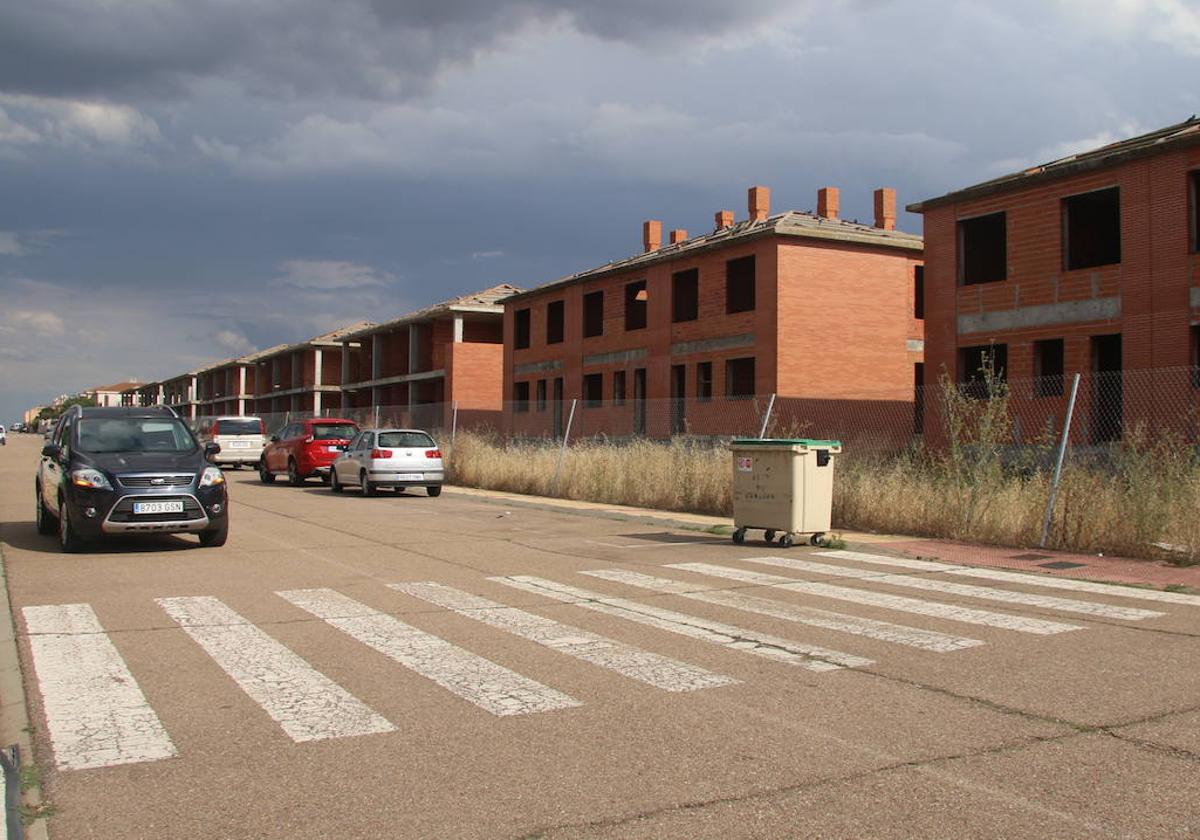 Viviendas sin terminar de construir en la calle Santibáñez de la localidad de Doñinos de Salamanca.