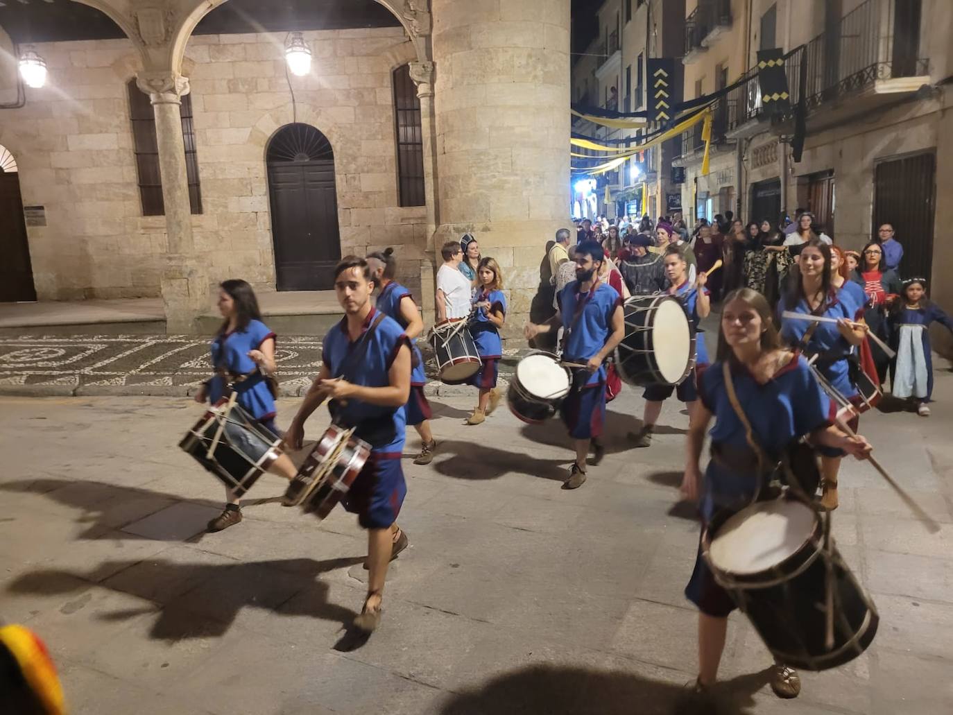 Jubones, cotas, sayas y brocados toman Miróbriga