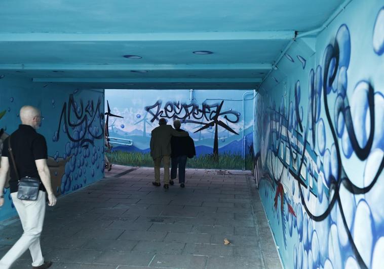 Llenan de pintadas el mural recién estrenado de La Alamedilla