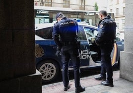 Agentes de la Policía Nacional a la puerta de la Audiencia.