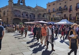 Desfile por la Plaza Mayor de los grupos participantes en la segunda jornada de la VI Feria Medieval de Ciudad Rodrigo