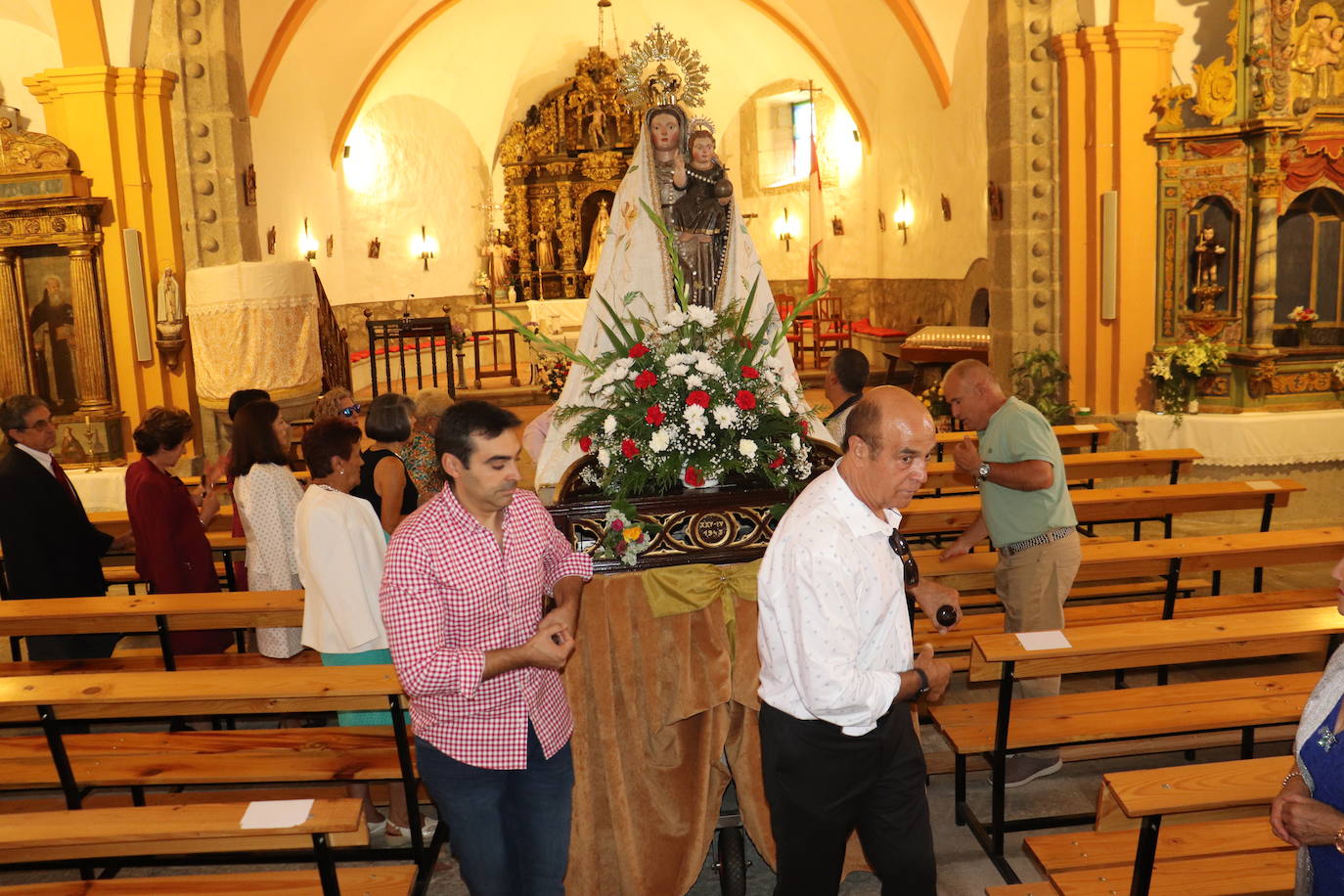 Navamorales rinde honores a la Virgen del Rosario