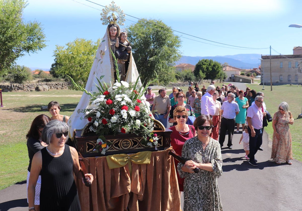 Navamorales rinde honores a la Virgen del Rosario