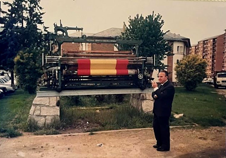 Imagen principal - Fotos cedidas por Jesús Andrés González de la inauguración del telar que se instaló en esa zona a iniciativa de su padre en la década de los años 80 y, también, representantes socialistas y público en general en el acto celebrado ayer.