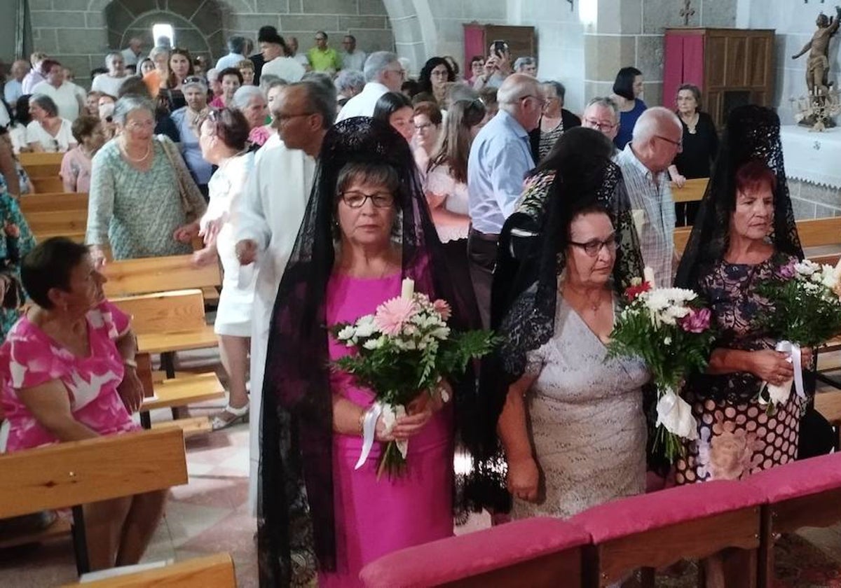 Las madrinas de la Virgen del Rosario de Cabeza del Caballo