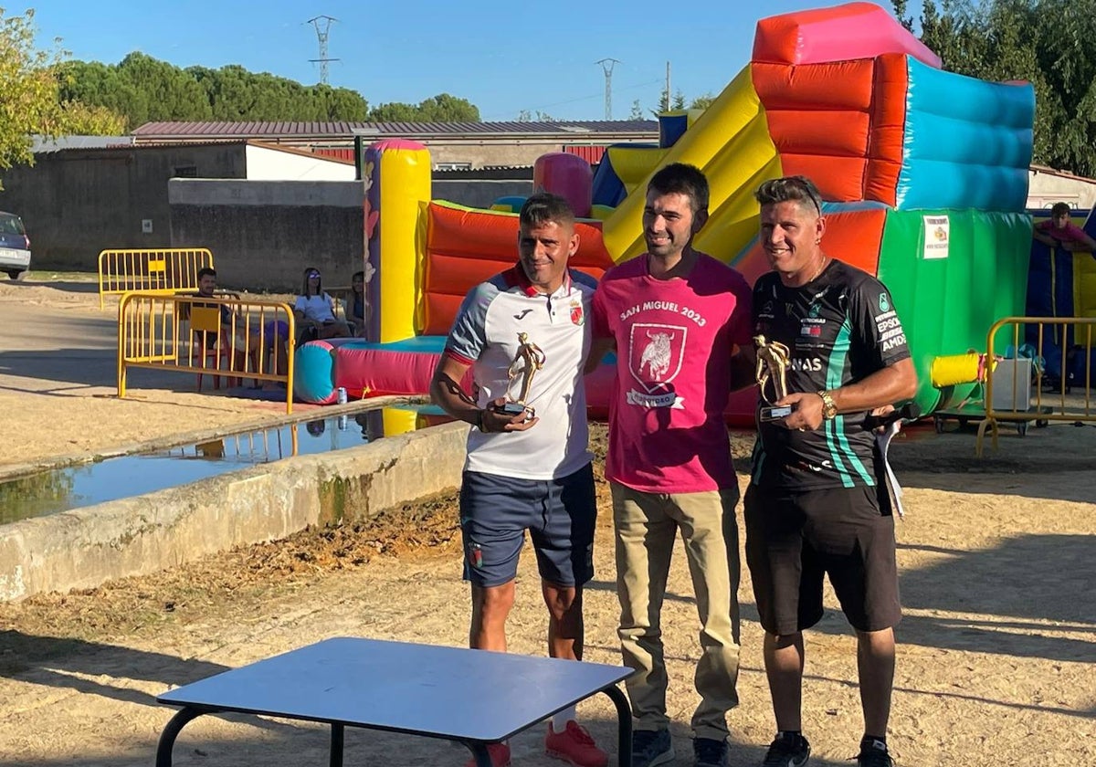 Los campeones de Pedrotoro, Álvaro y Fran Sastre, con el presidente de la asociación de vecinos, Sergio Benito