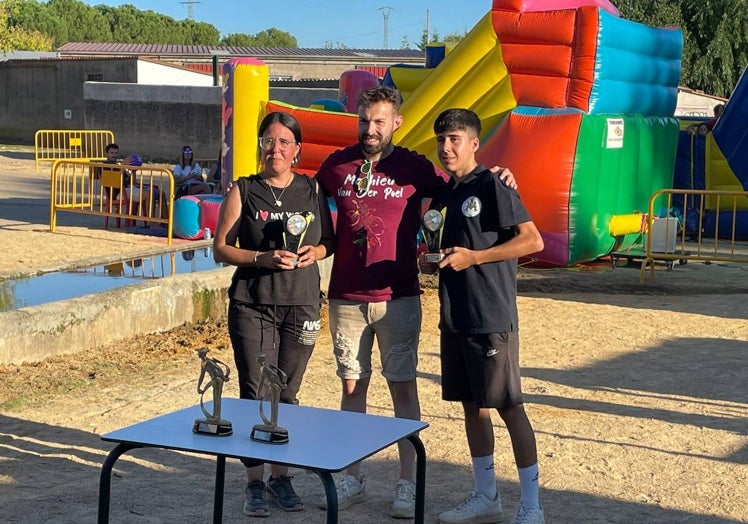 Imagen principal - Campeonato de petanca de las fiestas de San Miguel Arcángel en Pedrotoro