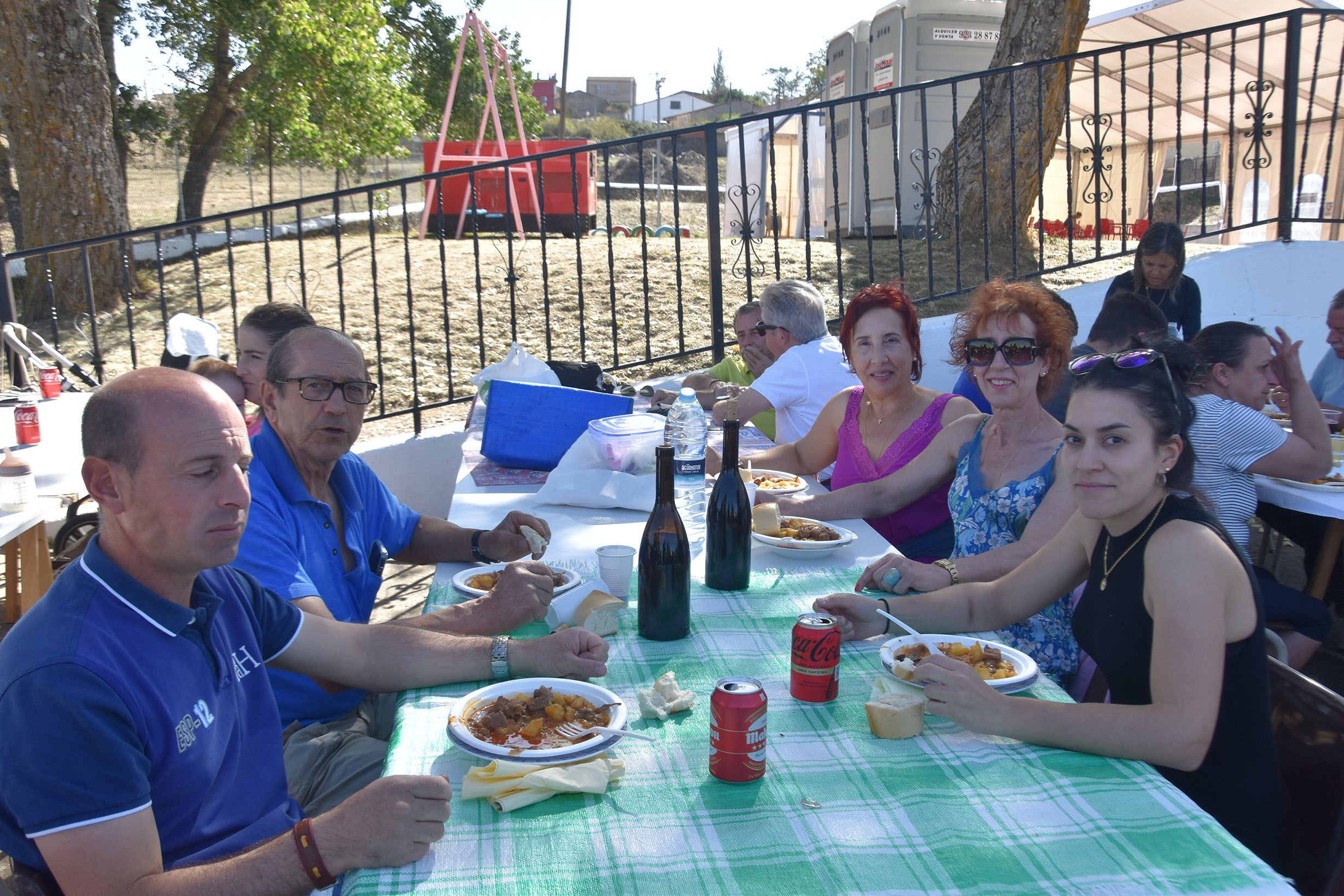 Comida en familia para trescientas personas en el fin de fiestas de Las Veguillas