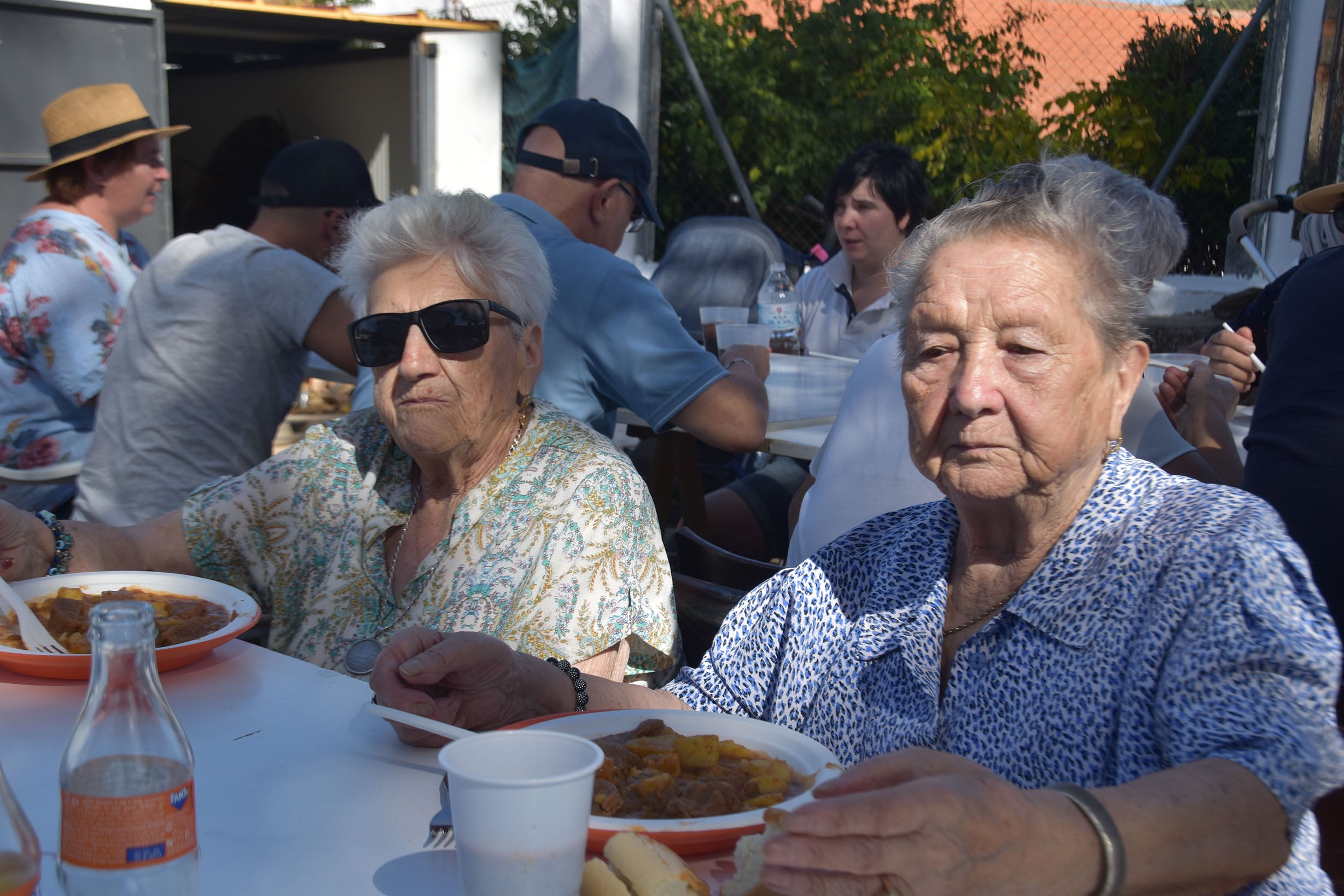 Comida en familia para trescientas personas en el fin de fiestas de Las Veguillas