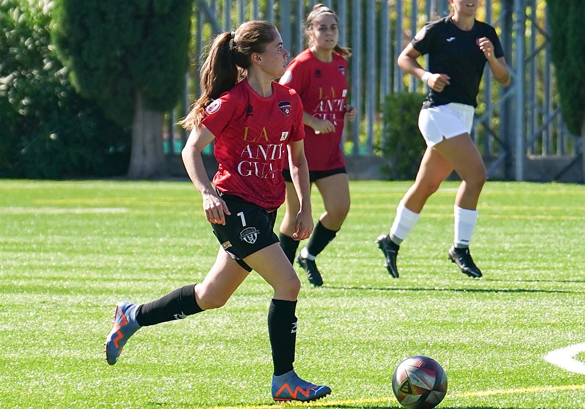 Luna Ruano conduce el balón durante el partido ante el Mulier.