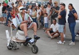 Un joven de la localidad elaboró un curioso 'Auto loco' con un váter