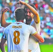 Javi Navas señala a Amaro, tras anotar el cuarto tanto del Salamanca UDS este domingo frente al Laguna en el estadio Helmántico