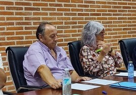 Benjamín Madrid, alcalde de Macotera, y Daniel Cifuentes, portavoz socialista, durante el pleno celebrado este lunes.