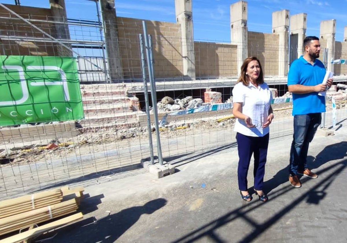 Carmen Ávila y Antonio Poveda visitan las obras de la nueva grada del campo de fútbol.