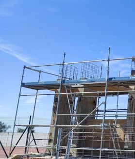 Imagen secundaria 2 - Detalles de la obra de las nuevas gradas para el campo de fútbol de Peñaranda.