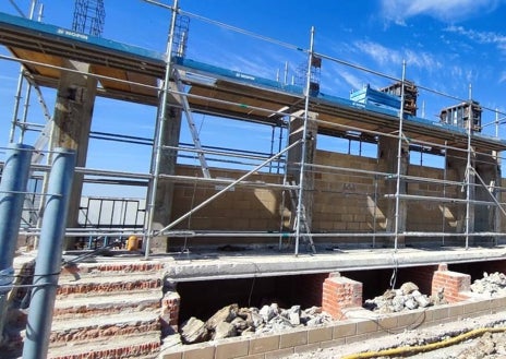 Imagen secundaria 1 - Detalles de la obra de las nuevas gradas para el campo de fútbol de Peñaranda.