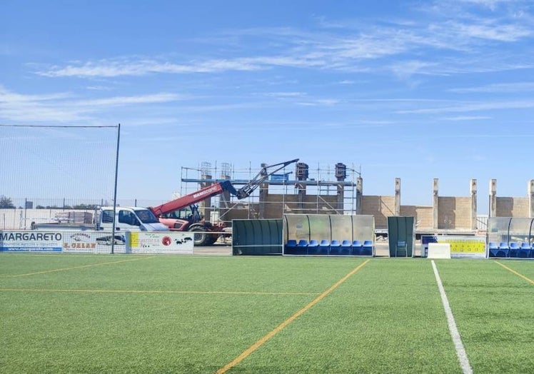 Imagen principal - Detalles de la obra de las nuevas gradas para el campo de fútbol de Peñaranda.