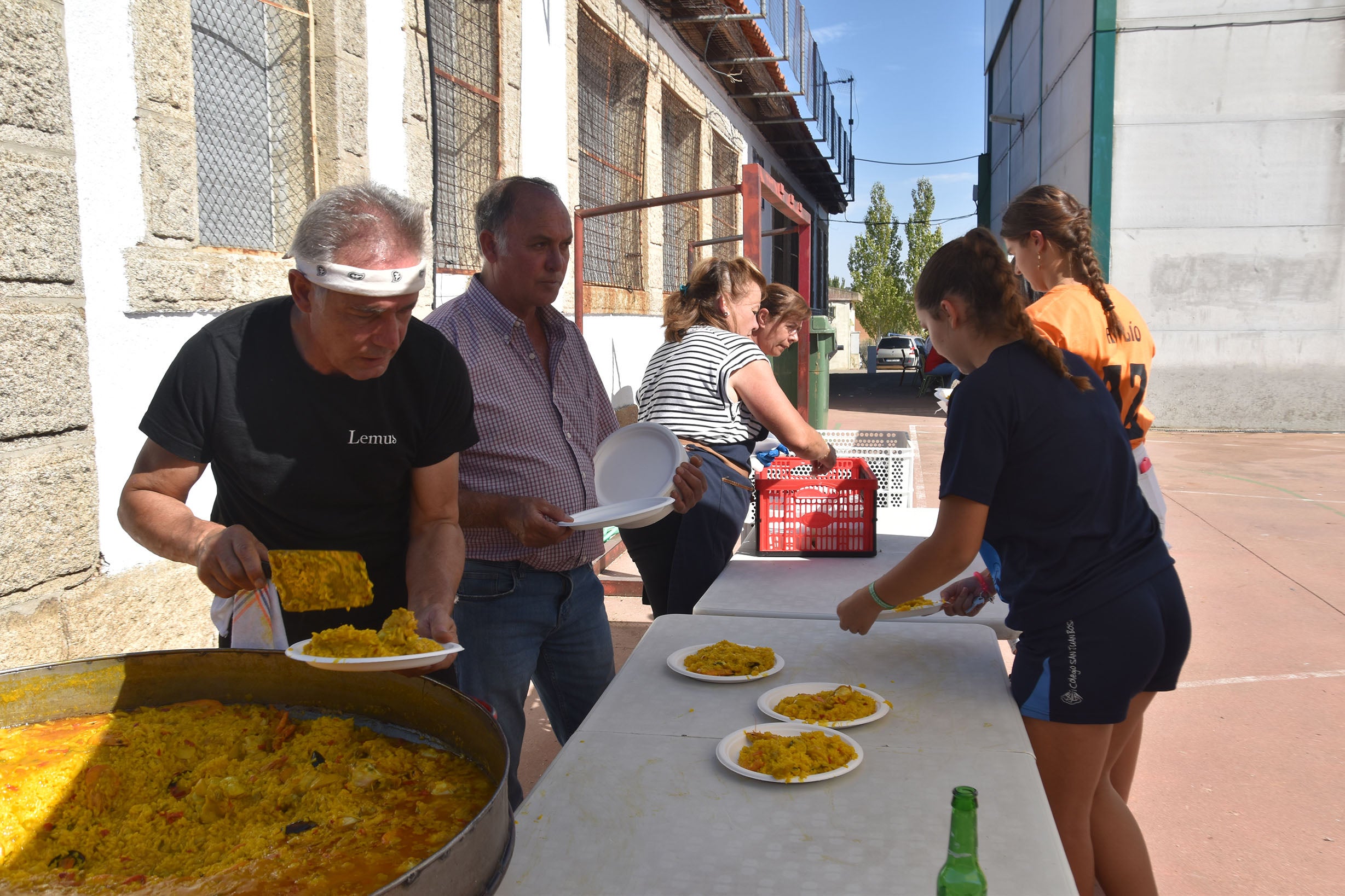 Aldehuela de la Bóveda despide sus fiestas con la tradicional paella en el pabellón