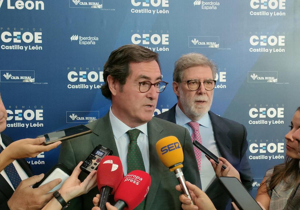 El presidente de la CEOE, atendiendo a los medios de comunicación